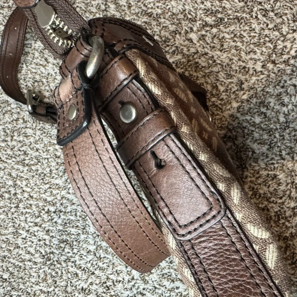 Fossil brown logo